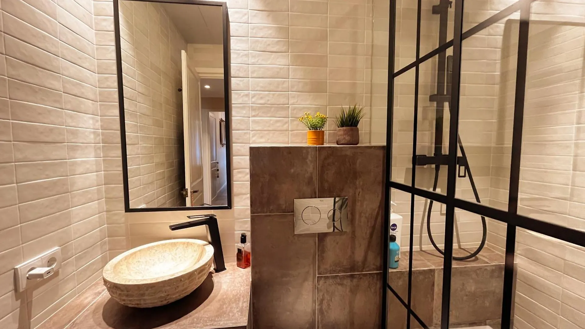 Chic Apartment In Girona Center