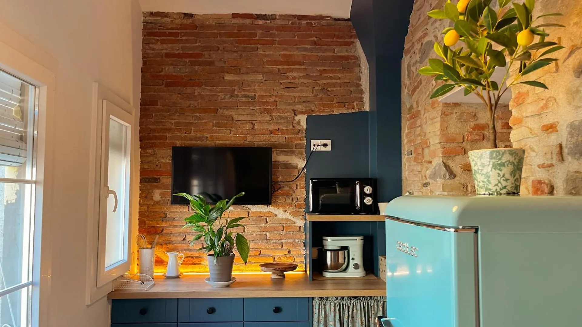 Chic Apartment In Girona Center contacts